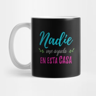 Nadie me ayuda en esta casa Mug